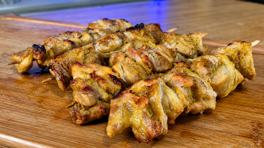 JOOJEH-KABAB-na-brasa-1-1024x576 Joojeh Kabab: Espetinho Persa de Frango com Açafrão