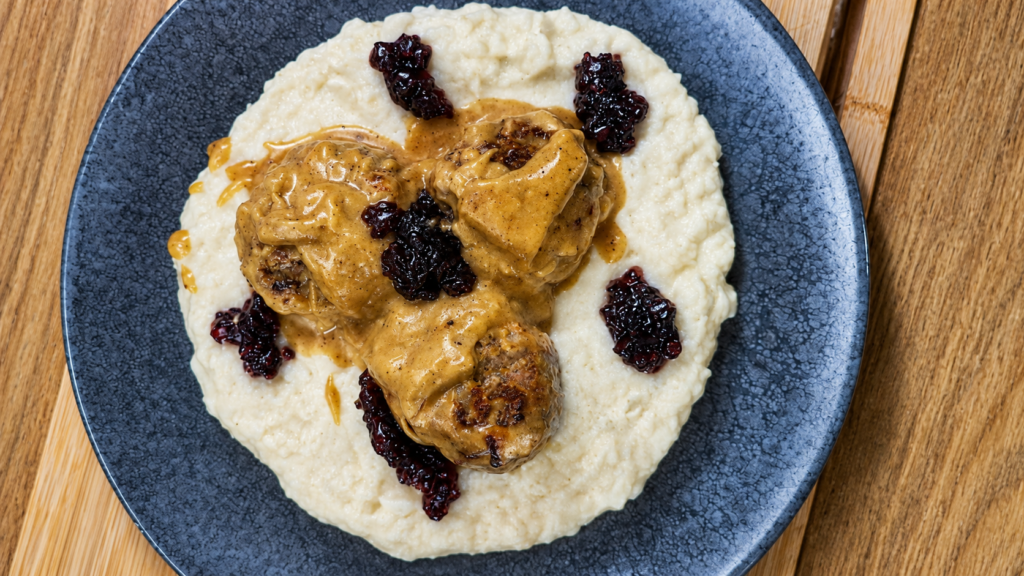 Kottbullar-3-1024x576 Köttbullar: Almôndegas Suecas com Molho Cremoso e Purê de Batatas