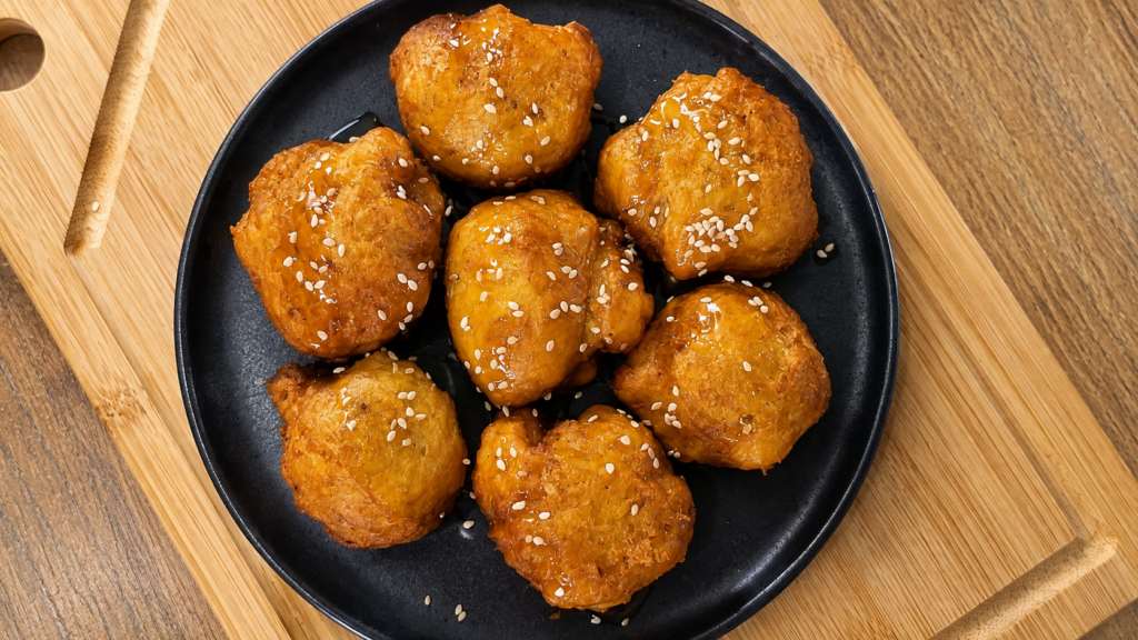Luqaimat--1024x576 Luqaimat do Catar: Bolinhos Fritos com Cardamomo e Calda de Tâmaras
