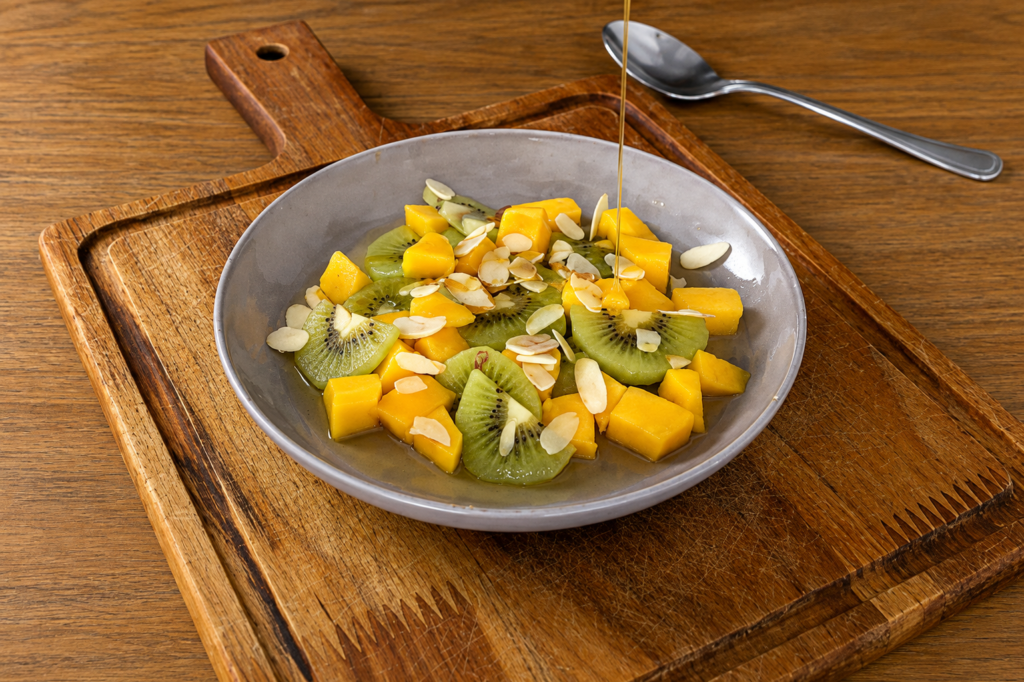 adocar-salada-de-frutas-com-mel-1024x682 Salada de Frutas com Kiwi e Manga: um Café da Manhã Colorido e Fácil