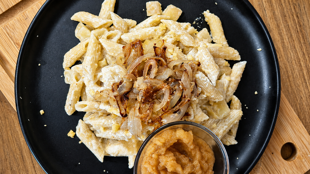 aplermagronen-suico-2-1024x576 Älplermagronen: Macarrão Suíço com Batata, Queijo e Purê de Maçã
