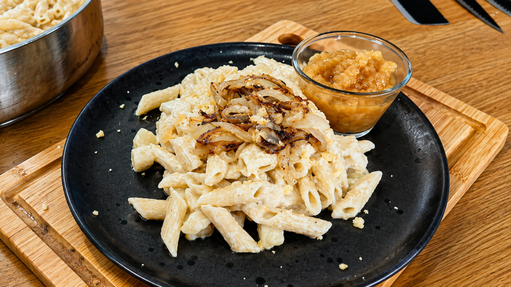 aplermagronen-suico-3-1-1024x576 Älplermagronen: Macarrão Suíço com Batata, Queijo e Purê de Maçã