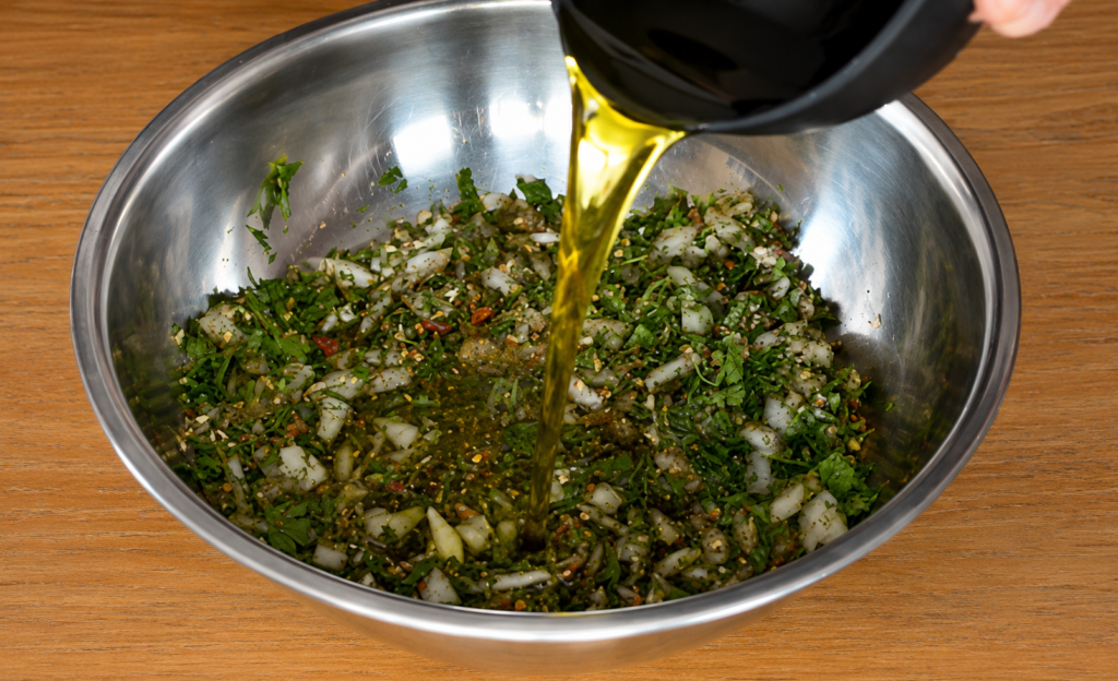 azeite-de-oliva-e-ingrediente-fundamental-para-chimichurri-1024x624 Chimichurri Caseiro: Molho Perfeito para Churrasco e Carnes