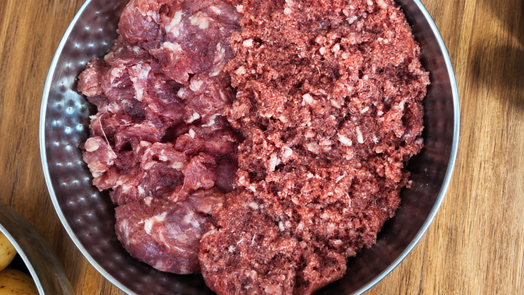 carnes-moidas-bovina-e-suina-1024x576 Köttbullar: Almôndegas Suecas com Molho Cremoso e Purê de Batatas