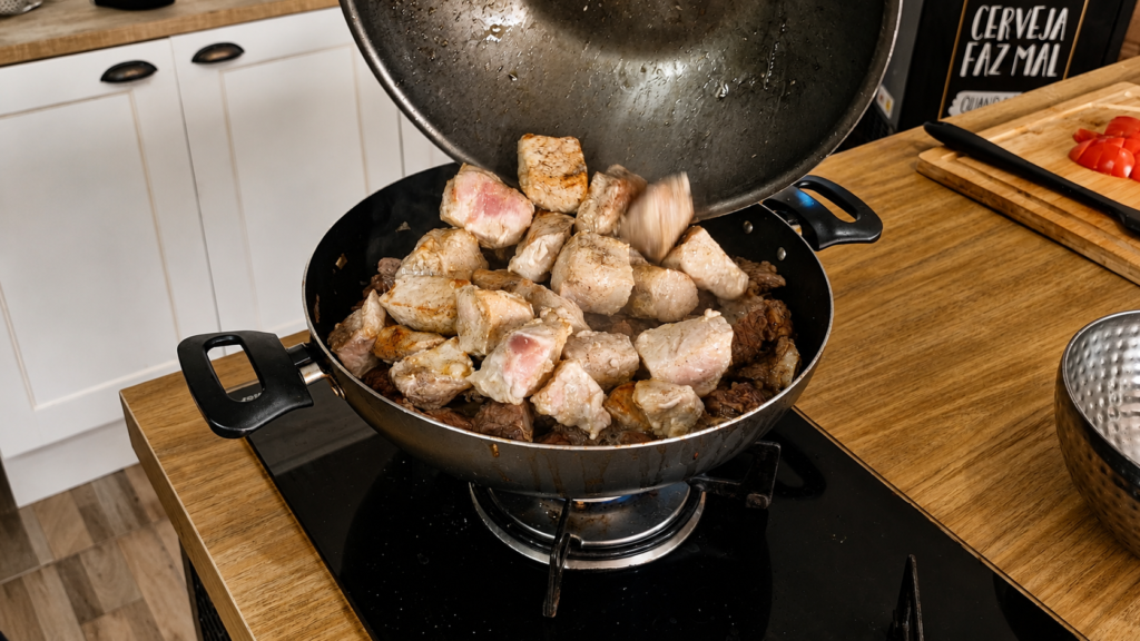 carnes-refogadas-para-Cobanac-croata--1024x576 Čobanac Croata: Ensopado de Carnes com Páprica e Cebola