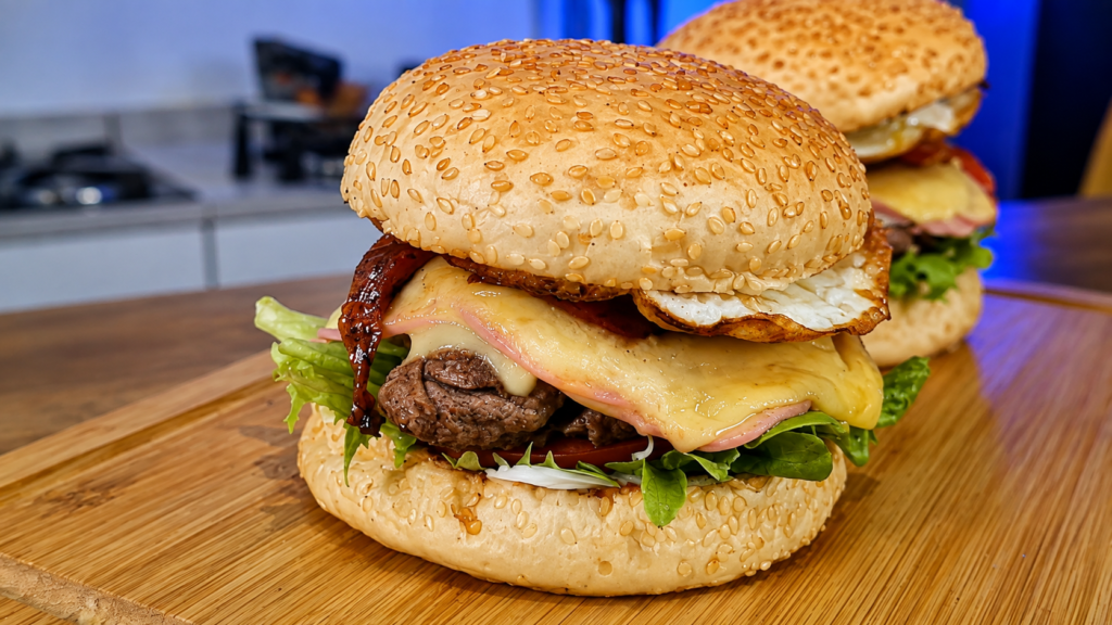chivito-uruguaio-1024x576 Chivito Uruguaio: O Sanduíche Completo com Carne, Queijo, Bacon e Ovo