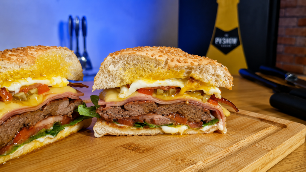  Chivito Uruguaio: O Sanduíche Completo com Carne, Queijo, Bacon e Ovo