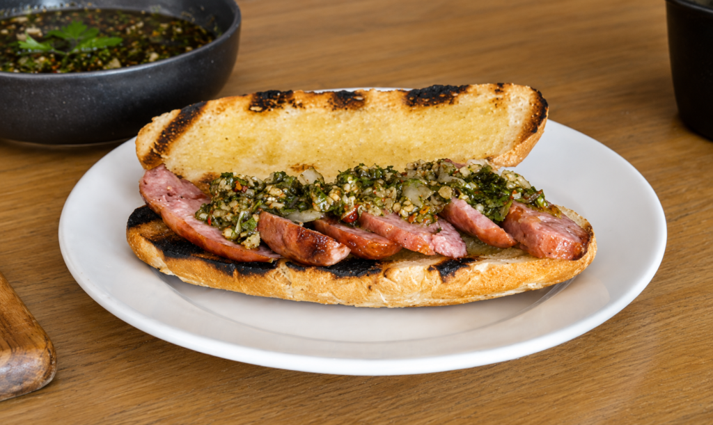 choripan-com-muito-chimichurri-1024x611 Choripán: Sanduíche de Linguiça com Chimichurri para o Churrasco