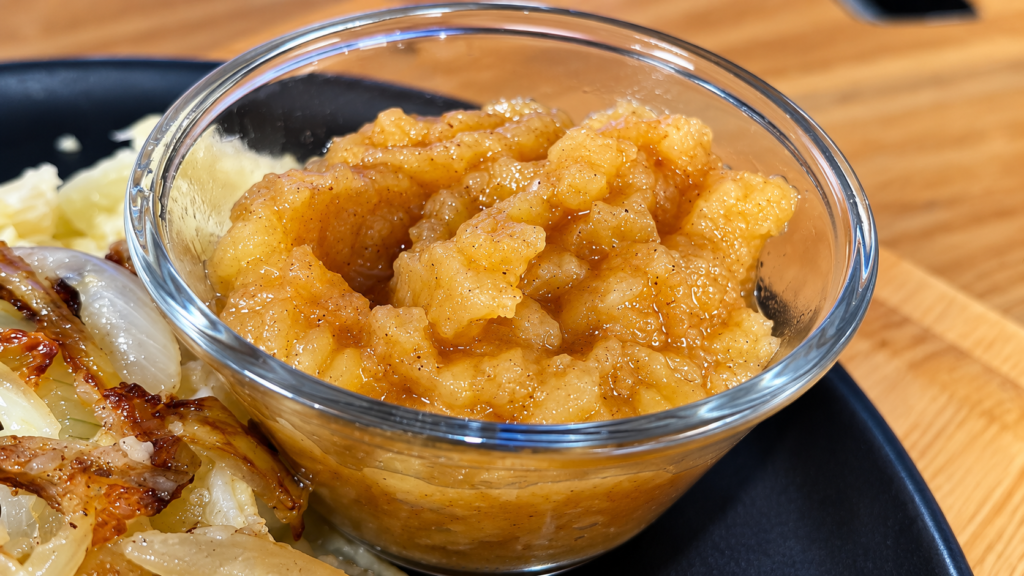 compota-de-maca-para-acompanhar-aplermagronen-suico-1024x576 Älplermagronen: Macarrão Suíço com Batata, Queijo e Purê de Maçã