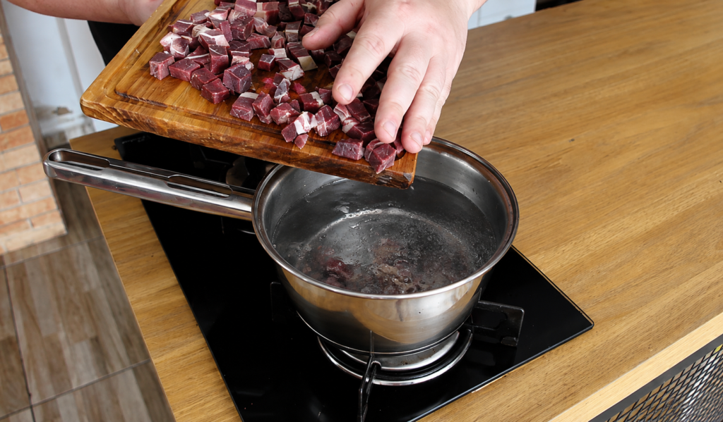 dessalgando-charque-em-agua-fervente-1024x599 Arroz Maria Isabel: Receita Tradicional com Carne Seca e Legumes