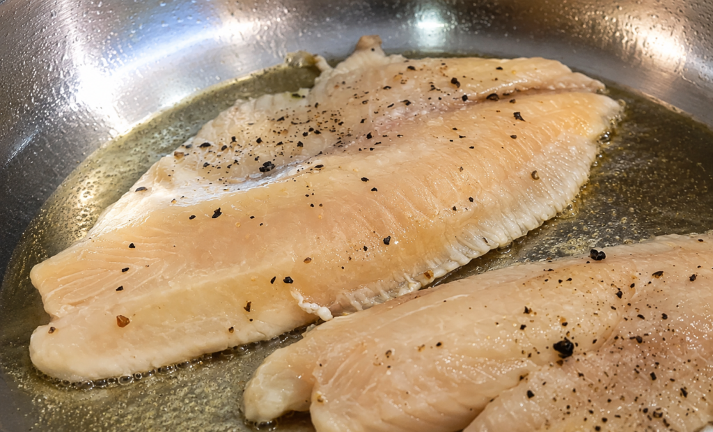 file-de-tilapia-na-frigideira-1024x620 Tilápia ao Molho de Alcaparras: Receita Rápida, Sofisticada e Cheia de Sabor