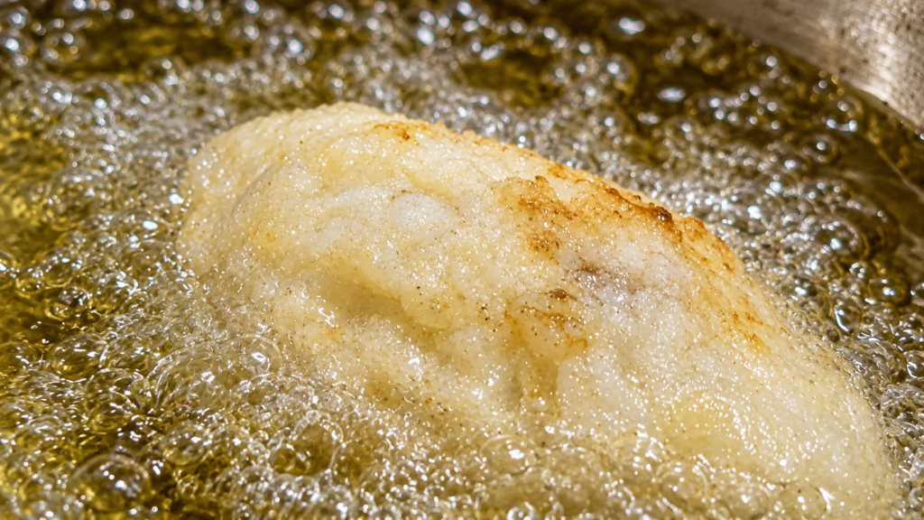 fritando-kubba-1024x576 Kubba Iraquiana de Arroz: Crocante por Fora e Recheada com Carne Temperada