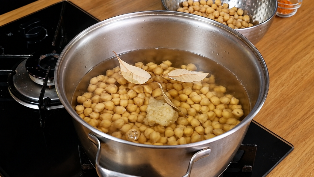 grao-de-bico-cozinhando-1024x576 Lablabi Tunisiano: Grão-de-Bico com Pão, Harissa e Ovo