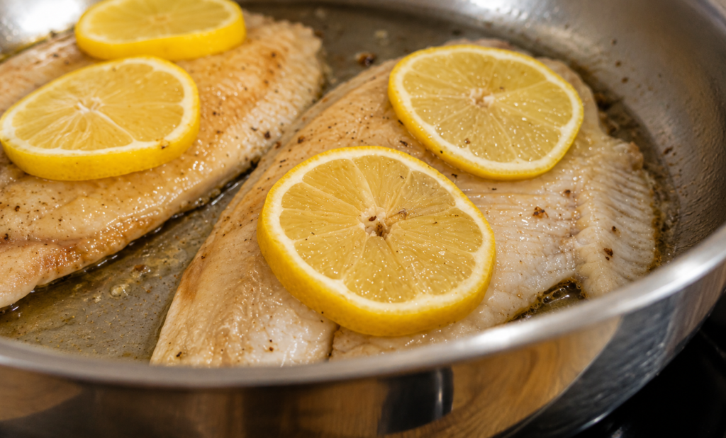 grelhando-file-de-tilapia-1024x619 Tilápia com Molho de Iogurte e Ervas: Receita Leve, Rápida e Saborosa