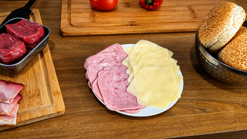 ingredientes-para-chivito-1-1024x576 Chivito Uruguaio: O Sanduíche Completo com Carne, Queijo, Bacon e Ovo