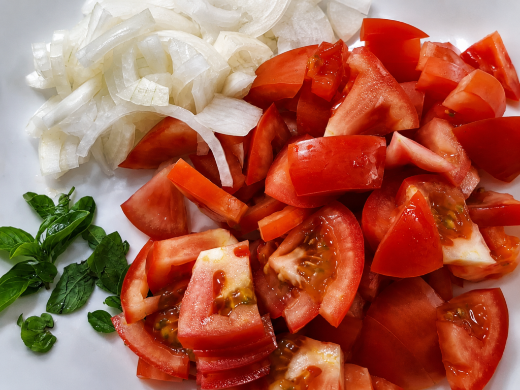 ingredientes-para-molho-de-tomate-frio-1024x768 Lasanha de Presunto e Queijo: Receita Fácil, Cremosa e Perfeita para o Dia a Dia