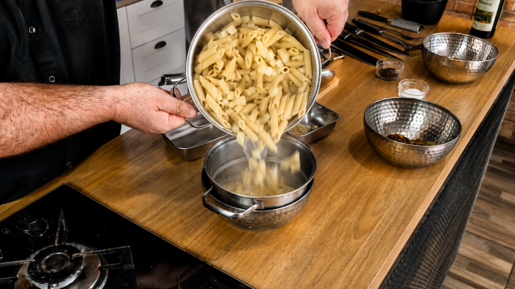 macdarrao-cozido-com-batatas-para-aplermagronen-suico-1024x576 Älplermagronen: Macarrão Suíço com Batata, Queijo e Purê de Maçã