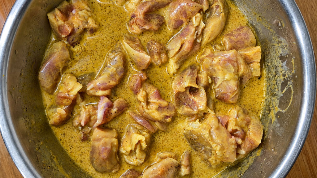 marinada-para-JOOJEH-KABAB-1024x576 Joojeh Kabab: Espetinho Persa de Frango com Açafrão
