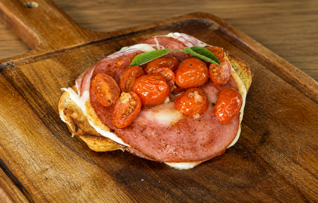 montagem-do-sanduiche-de-mortadela-perfeito-1024x655 Sanduíche de Mortadela com Queijo e Tomate Confitado: uma versão especial do clássico