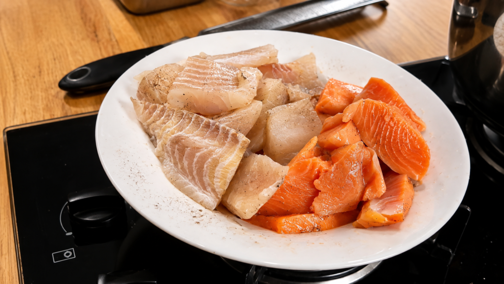 peixes-para-sopa-FISKESUPPE-1024x576 Fiskesuppe Norueguesa: Sopa Cremosa de Peixe com Salmão e Legumes