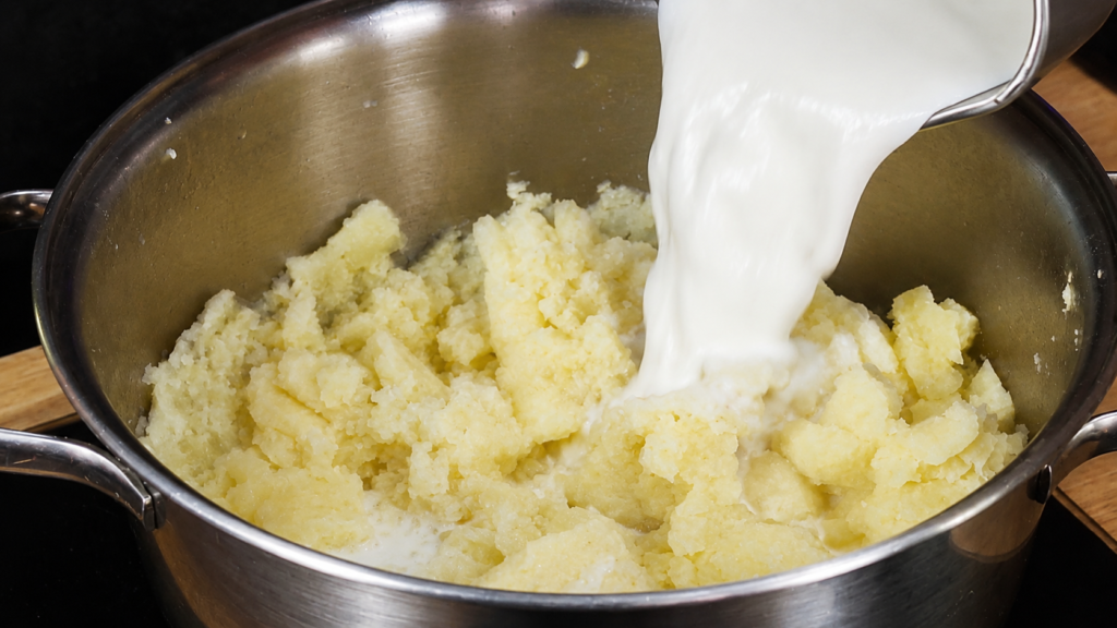 pure-de-batatas-com-creme-de-leite-1024x576 Köttbullar: Almôndegas Suecas com Molho Cremoso e Purê de Batatas