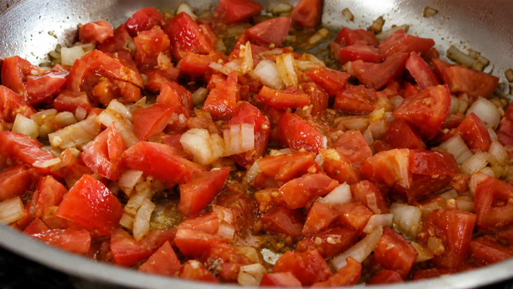 refogado-base-para-picadinho-de-carne-1024x576 Picadinho de Carne com Batata e Cenoura: Receita Fácil para o Dia a Dia