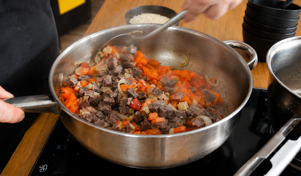 refogado-para-arroz-maria-isabel-1024x599 Arroz Maria Isabel: Receita Tradicional com Carne Seca e Legumes