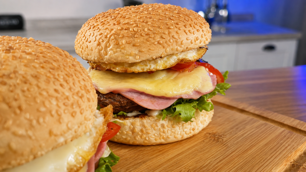 sanduiche-chivito-uruguaio-2-1024x576 Chivito Uruguaio: O Sanduíche Completo com Carne, Queijo, Bacon e Ovo