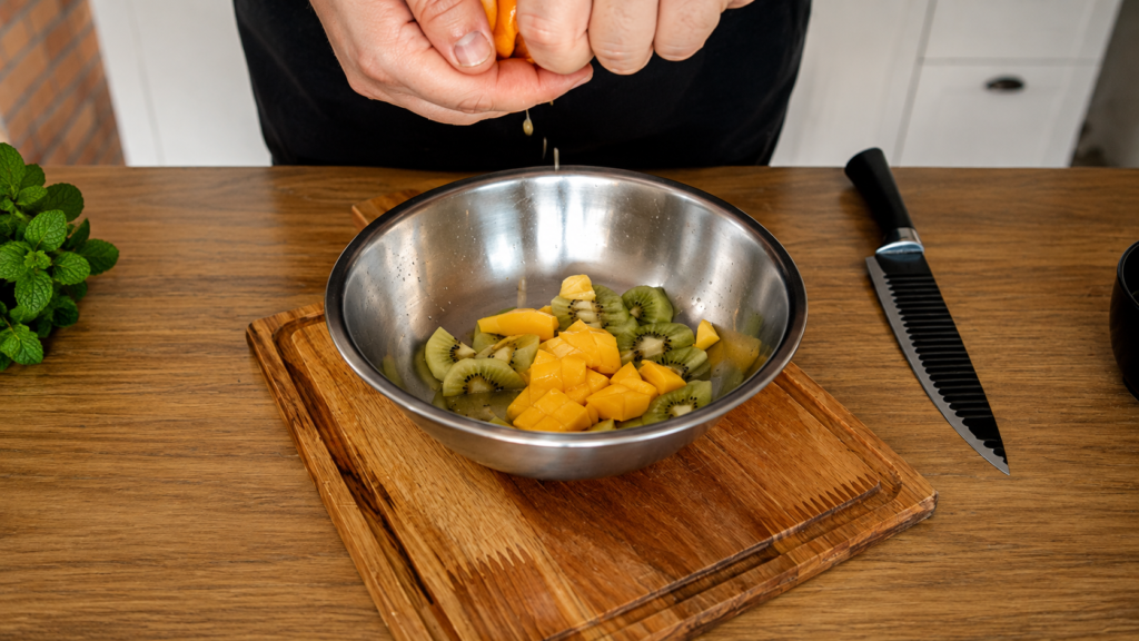 suco-de-laranja-une-os-ingredientes-da-salada-de-frutoas-1024x576 Salada de Frutas com Kiwi e Manga: um Café da Manhã Colorido e Fácil