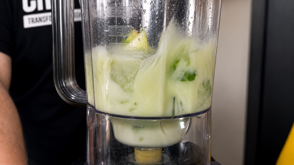 suco-no-liquidificador-1024x576 Suco Verde com Couve, Maçã e Gengibre: Receita Fácil e Refrescante
