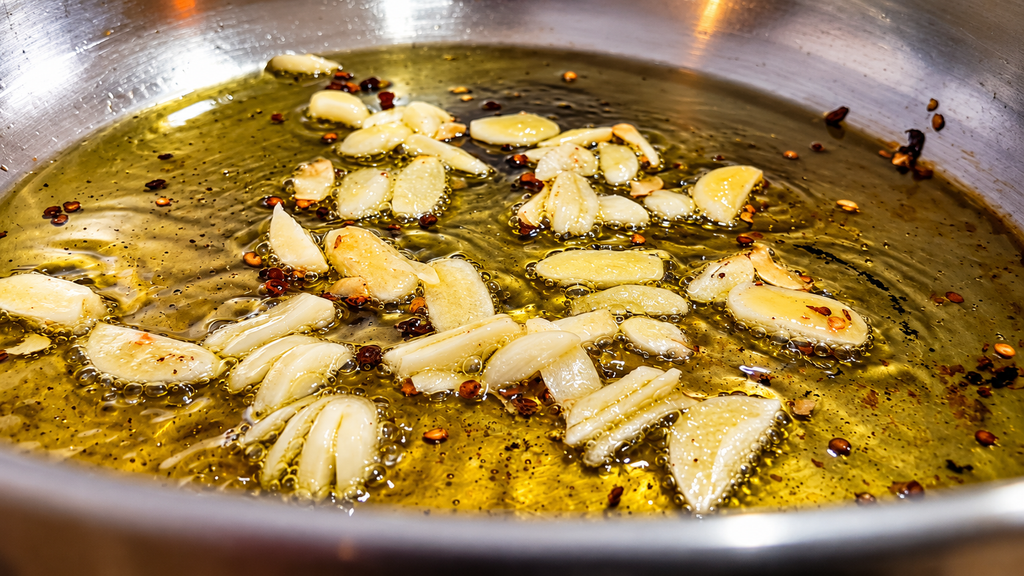 Alho-Dourado-Frito-no-Azeite-1024x576 Macarrão Alho e Óleo Cremoso: O Segredo para Fazer Igual ao de Restaurante