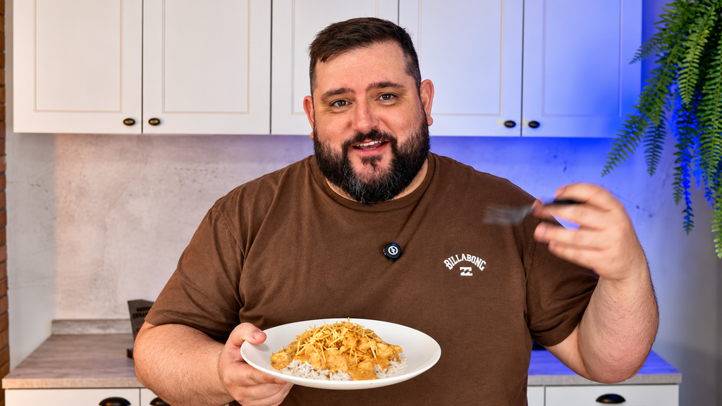 Apresentador-com-Prato-de-Stroganoff-Cremoso-1024x577 Estrogonofe de Frango Cremoso: Receita Fácil, Econômica e Cheia de Sabor