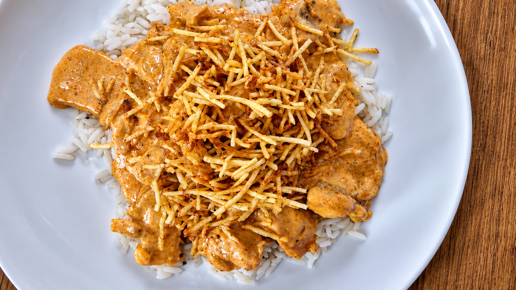 Arroz-Cremoso-com-Batata-Palha-1-1024x576 Estrogonofe de Frango Cremoso: Receita Fácil, Econômica e Cheia de Sabor