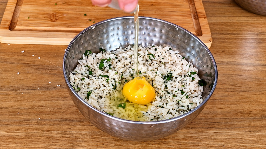 Arroz-temperado-com-ovo-fresco-1024x576 Bolinho de Arroz com Queijo: Receita Crocante e Fácil para Aproveitar Sobras