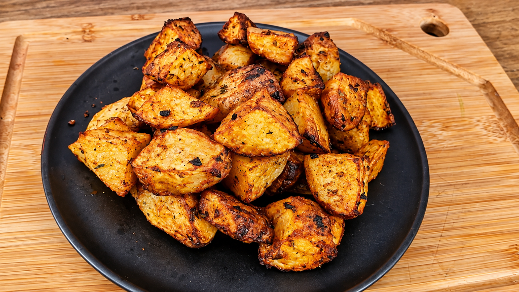 Batatas-assadas-crocantes-no-prato-preto-1-1024x576 Batata Rústica na Airfryer: Crocante por Fora, Macia por Dentro e Econômica