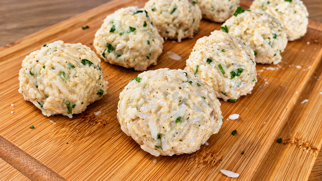 Bolinhos-cremosos-de-arroz-e-ervas-1024x576 Bolinho de Arroz com Queijo: Receita Crocante e Fácil para Aproveitar Sobras