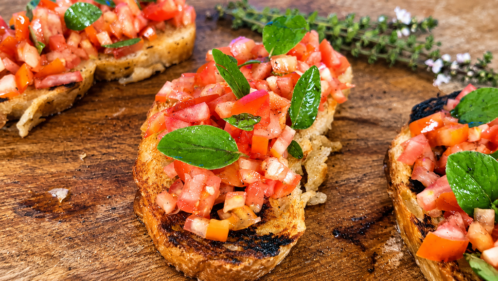 Bruschetas-Rusticas-com-Tomate-e-Manjericao-1024x577 Bruschetta de Tomate e Manjericão: Receita Italiana Simples e Crocante