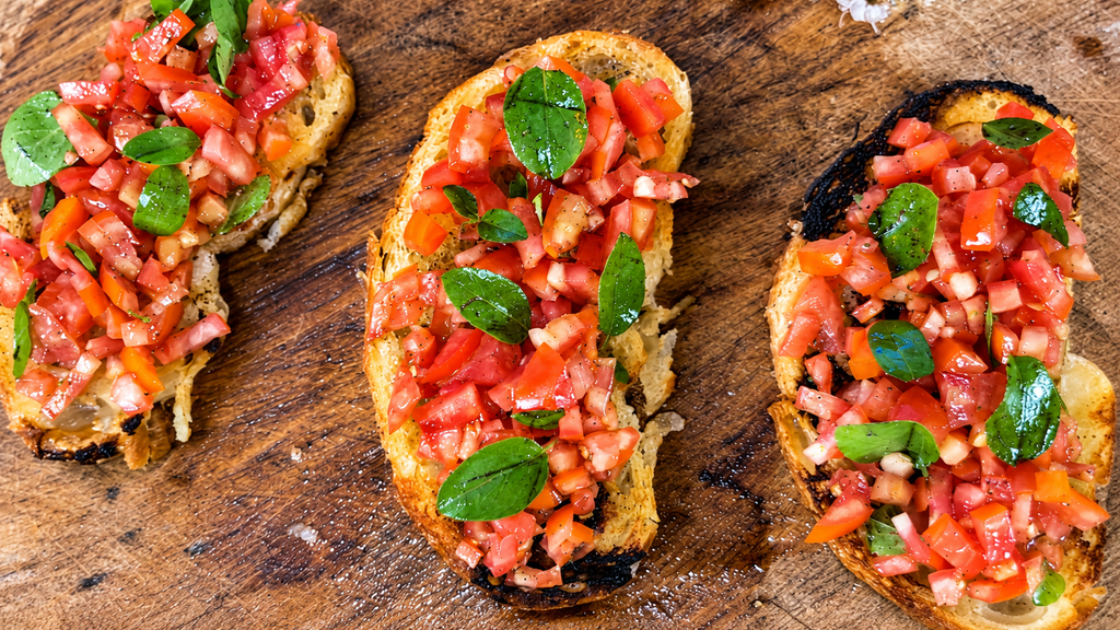 Bruschettas-rusticas-com-tomate-e-manjericao-1-1024x576 Bruschetta de Tomate e Manjericão: Receita Italiana Simples e Crocante