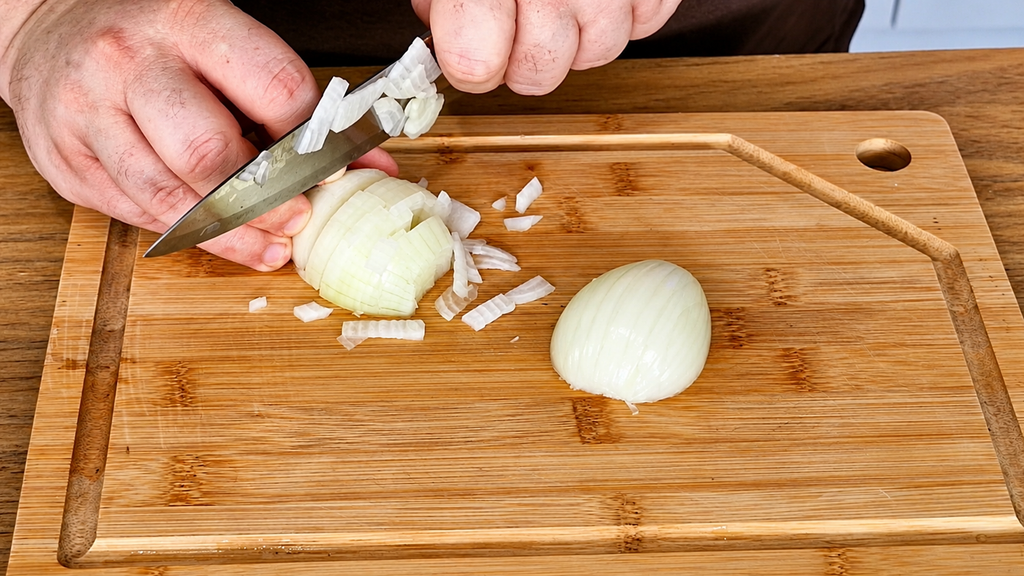 Cortando-cebola-na-tabua-de-madeira-1024x576 Estrogonofe de Frango Cremoso: Receita Fácil, Econômica e Cheia de Sabor