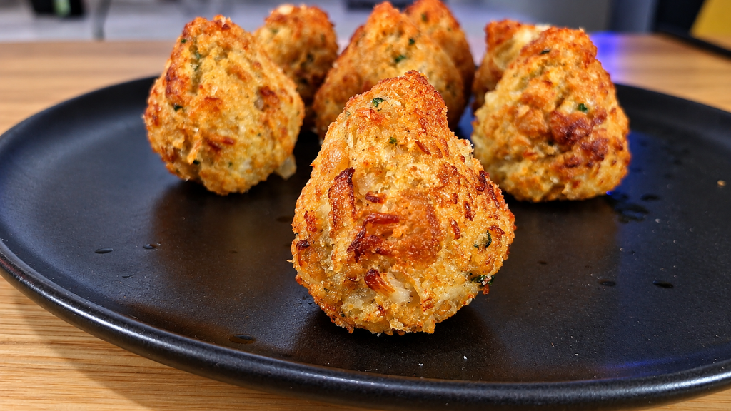 Croquetes-Dourados-Crocantes-no-Prato-1024x576 Coxinha de Pão de Forma com Frango: Receita Fácil, Crocante e Sem Massa Tradicional