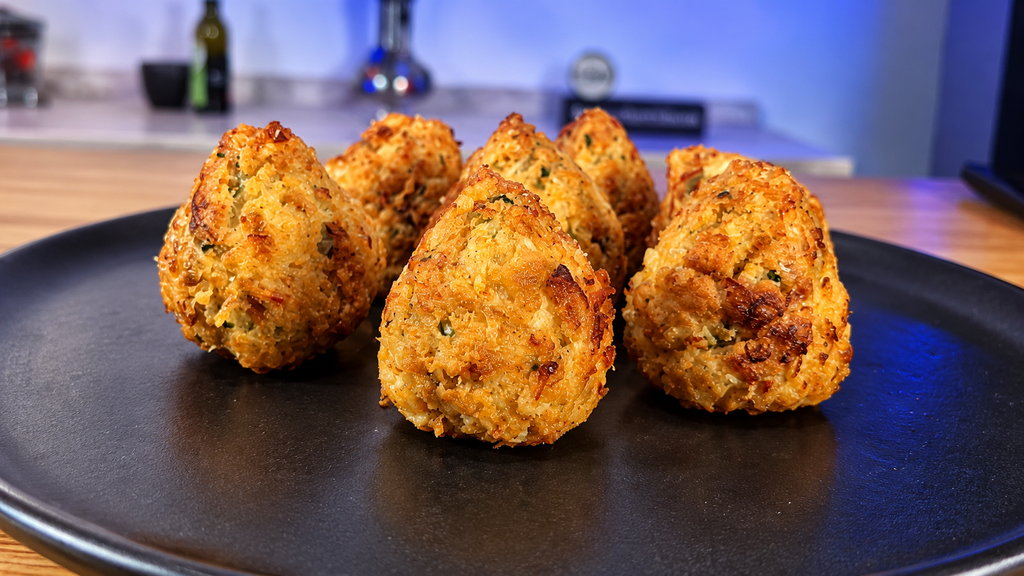 Croquetes-Dourados-em-Prato-Preto-1-1024x576 Coxinha de Pão de Forma com Frango: Receita Fácil, Crocante e Sem Massa Tradicional