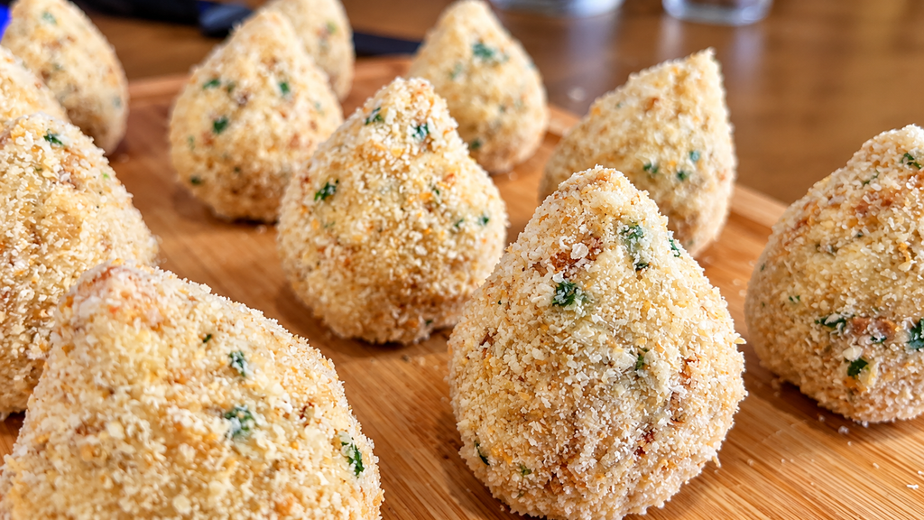 Croquetes-Empanados-em-Close-na-Tabua-de-Madeira-1024x576 Coxinha de Pão de Forma com Frango: Receita Fácil, Crocante e Sem Massa Tradicional