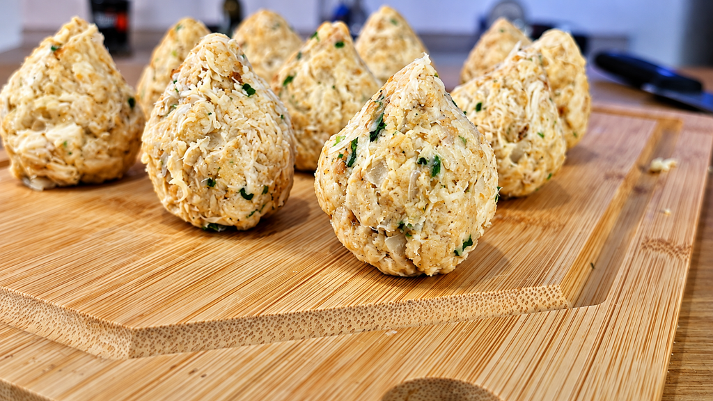 Croquetes-artesanais-na-tabua-de-bambu-1024x576 Coxinha de Pão de Forma com Frango: Receita Fácil, Crocante e Sem Massa Tradicional