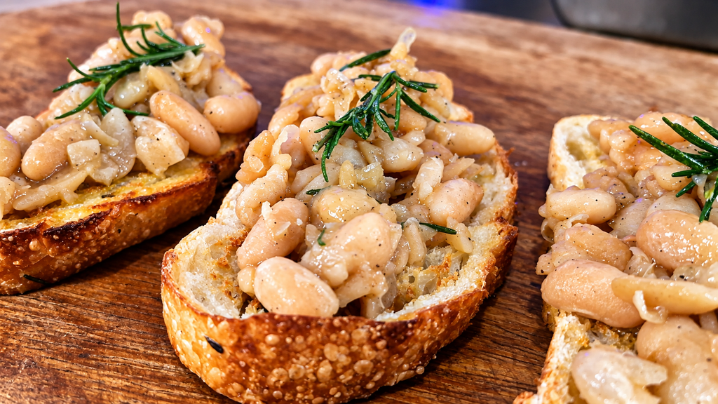 Crostini-rusticos-de-feijao-e-alecrim-1024x576 Bruschetta de Feijão Branco e Alecrim: Cremosa, Crocante e Fácil