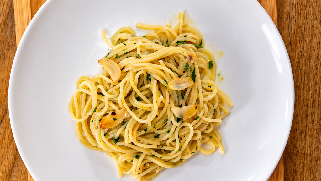 Espaguete-Aglio-e-Olio-com-Ervas-1-1024x576 Macarrão Alho e Óleo Cremoso: O Segredo para Fazer Igual ao de Restaurante