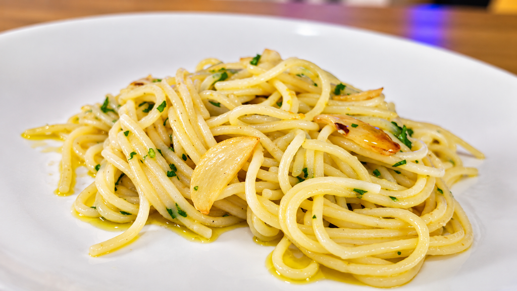 Espaguete-Alho-e-Oleo-com-Ervas-1024x576 Macarrão Alho e Óleo Cremoso: O Segredo para Fazer Igual ao de Restaurante