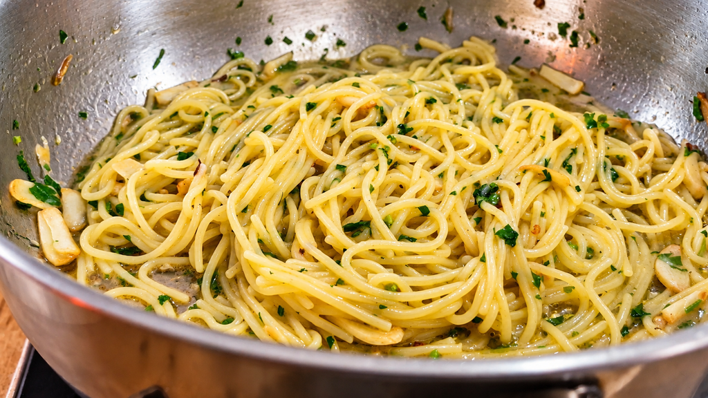 Espaguete-Dourado-na-Frigideira-de-Aco-1024x576 Macarrão Alho e Óleo Cremoso: O Segredo para Fazer Igual ao de Restaurante