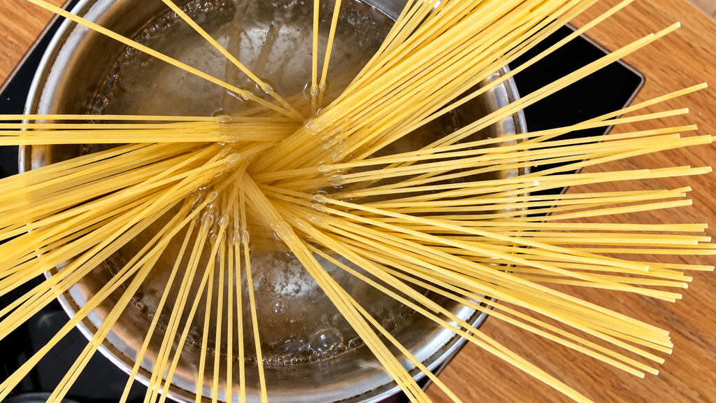Espaguete-em-estrela-na-panela-fervente-1024x576 Macarrão Alho e Óleo Cremoso: O Segredo para Fazer Igual ao de Restaurante