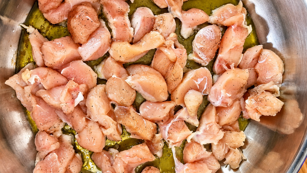 Frango-Cru-em-Cubos-com-Azeite-1024x576 Estrogonofe de Frango Cremoso: Receita Fácil, Econômica e Cheia de Sabor