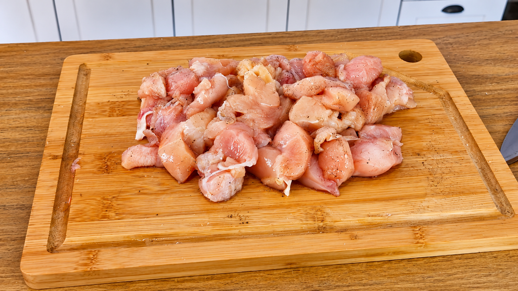 Frango-cru-temperado-na-tabua-de-corte-1024x576 Estrogonofe de Frango Cremoso: Receita Fácil, Econômica e Cheia de Sabor